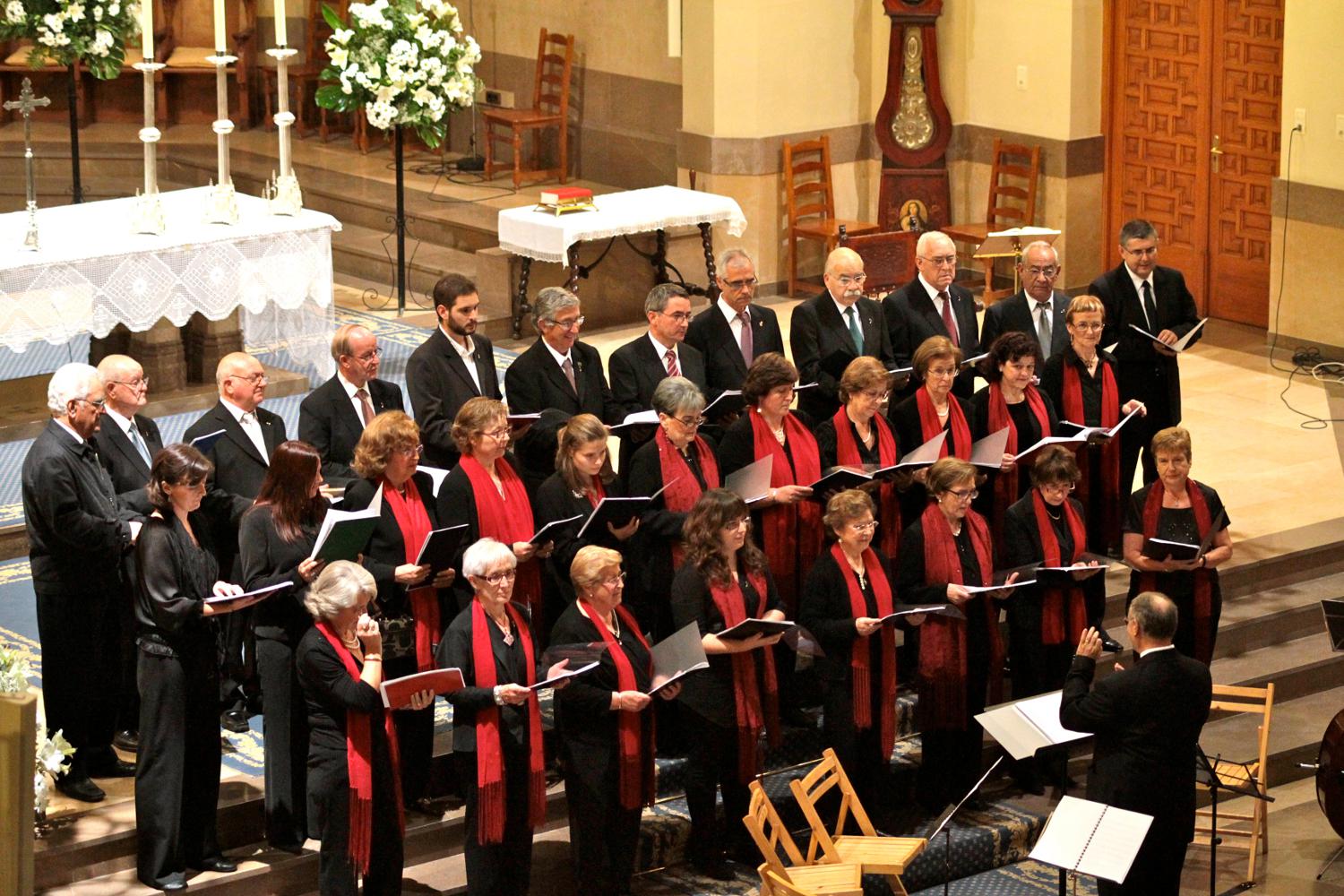 Cor Pentecosta cantant a Santa Maria